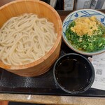 丸亀製麺 - 出汁にはネギをバカ盛りして天かすトッピング(笑)