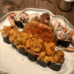 乍旨司 - コッペかにとなみだうにの巻き寿司。凄い迫力です！