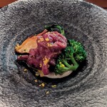 Seminare 輕井澤 - 秩父鹿内もものタルタル。常温のお肉、温野菜、冷の牛蒡ピューレ。温度の層の作り方がますます冴えてきています。