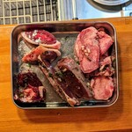 Seminare 輕井澤 - 穴熊の脾臓と腎臓。鹿の心臓と猪鹿の舌。お隣のマダムがこれら全てに大喜びでした。作り手冥利に尽きるでしょ。