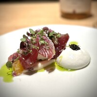 マンサルヴァ - 今までにいただいたすべての冷前菜の中で、最高かも？と思わせるほどの美味しさ！！
                    爽やかなカプリーノや花穂紫蘇にオシェトラの塩味、そして平宗田鰹の旨み。すんごい一皿(^^)