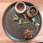 Seminare 輕井澤 - ジビエしゃぶしゃぶのタレと薬味。このメニューにかける熱量が伝わるなこの皿は。