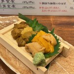 市場食堂 さかなや - バフンウニとムラサキウニの食べ比べ