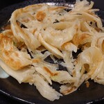 Izakaya Happi Ya - 手ちぎれ餅も麻婆豆腐につけて食べると、もう止まらない。麻婆豆腐のお皿がピカピカになるくらい、最後の一滴まできれいにいただきました。