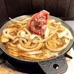 司バラ焼き大衆食堂 - 鉄板上のタレがプチプチ音がしてきたら❗️ 肉を崩さないように玉ねぎだけを一方方向へまわしながら飴色になるまで焼きます♪