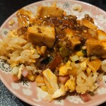 居酒屋ハッピー屋 - 麻婆豆腐をかけると、旨さ5倍増し。