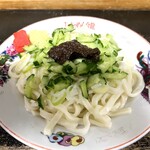 白龍 - ちなみにじゃじゃ麺とは、茹でたての温かいうどんに、きゅうり、ねぎのみじん切りと秘伝の味噌がのり、お好みで添えられた生姜に酢、ラー油、にんにくなどを混ぜて頂く食べ物