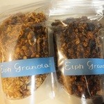 エルフグラノーラ - 左：アップルシナモン150ｇ390円　右：ショコラベリー150ｇ390円