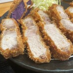 とんかつ 栄ちゃん - レフトサイド。赤身と脂身をまとめて楽しめる最高箇所。