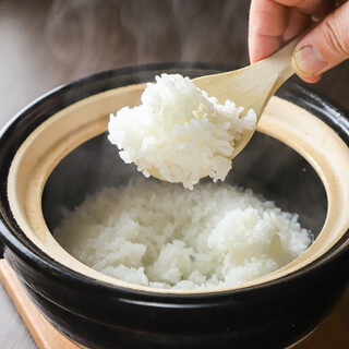 在您眼前享用用陶锅煮的米饭的涮火锅套餐。