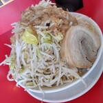 ボディブロー - 【2022年のヤサイ中】
      ラーメン[極太麺]800円(当時税込価格)しょうが普通・アブラ普通・ヤサイ中。
      同じメニューで今と野菜総重量のグラム表記同じなのに量が違いすぎる(⁠｡⁠•́⁠︿⁠•̀⁠｡⁠)