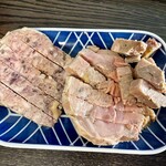 Abats - クルミのパテドカンパーニュ、ウサギと無花果のテリーヌ