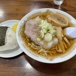 マルミ・サンライズ食堂 - あっさりラーメン（中）とおにぎり（マス）　おにぎりはでかいです。