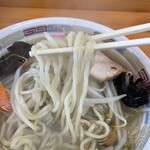 たんめん亭 - 麺は白っぽいけれど、黒い粒が見え、皮ごと引いた粉なのか