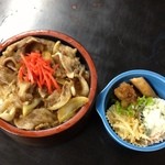 秀寿し - 出前の肉丼大盛り650円。さっと炙った豚バラと紅生姜。小鉢付き。
