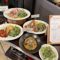 カンティネッタバズ - 店頭展示のランチメニュー。全て本物だった。