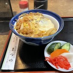 Sobadokoro Matsuya - 玉子丼とお新香。右に大きなオープンスペースあり