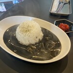 タップステーション - イカ墨シーフードカレー