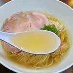 町田汁場 しおらーめん進化 - クリアなスープ