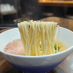 町田汁場 しおらーめん進化 - もう少し固めで食べたい麺