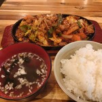 炭火焼肉みや - 豚肉炒め定食のメイン部分