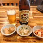 肉真 - 中瓶ビールと定食にセットの小皿