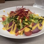 まずはカルボナーラかボロネーゼ - 彩りサラダ