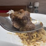 まずはカルボナーラかボロネーゼ - 煮込まれた牛肉がゴロゴロと