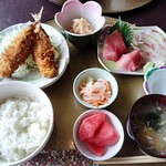 料理とお酒 まさ - 「アジフライと平目、本マグロの刺身盛合せ」定食1320円