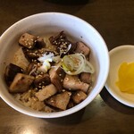 拉麺太极 - チャーシューごはん。チャーシューはスープにつけるとトロトロ！漬物が塩分控えめで美味しい！