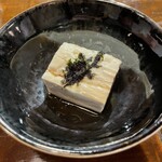 Kumaneko - お通し ごま油で味付けされたお豆腐