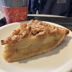 ディーン&デルーカ カフェ - りんごがクタクタに煮えています。パイ生地はサクサク！クランブルが美味しいです