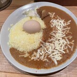 サトナカ - チキンカレー（大・スパイシー）＋半熟味付玉子＋チーズ（上から）