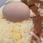 Satonaka - チキンカレー（大・スパイシー）＋半熟味付玉子＋チーズ（アップ①）