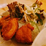 カトマンズ・カフェ - 唐揚げ、サラダ、アチャール