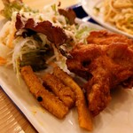 カトマンズ・カフェ - 唐揚げ、サラダ、アチャール