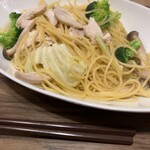 Trattoria JUN - 本日のパスタ(自家製鶏ハムと野菜のオイルベース)