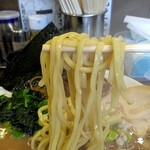 うまいヨゆうちゃんラーメン - 麺リフト