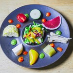 蔬菜侍酒師精選的蔬菜拼盤附迷你甜點