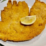 Romer Pils Brunnen - チキンのシュニッツェルはシンプルにレモンだけでいただきます