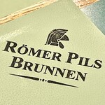 Romer Pils Brunnen - 近くで見つけたビアバーはレーマー広場の名前を冠していました