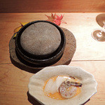 祇園おくむら - オーヴンで焼かれた丸い石