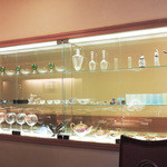 祇園おくむら - 階段上の飾り棚