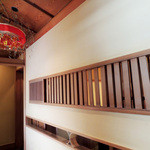 祇園おくむら - 店内は和モダンなアートワーク