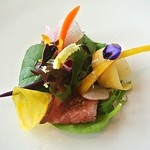 トランテアン - 花時計　黒毛和牛と兵庫県産彩り野菜のサラダ仕立て