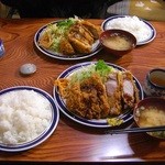 ジャンボロースかつ定食＆ごはん大盛り、向こう側は特上かつ定食