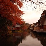 あさば - サロンから 能舞台を眺める　燃えるような　紅葉