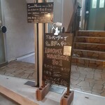 イエノミ ナニワ 301 - お店までの目印2(営業中であればこのように看板があります)