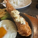 肉の万世 - エビフライにタルタルソースをかける