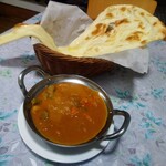 The Kitchen&CAFE - ミックスベジタブルカレー、プレーンナン